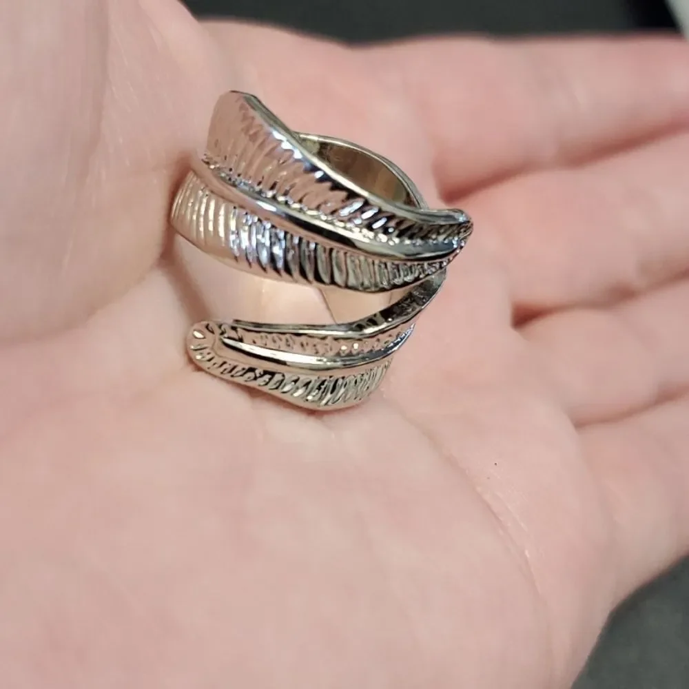 Silver tone textured leaf ring size 7.5